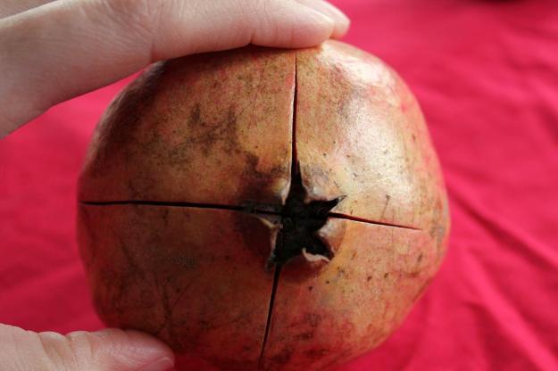 How to cut a pomegranate